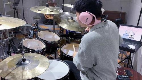 架子鼓成人女生视频,架子鼓女生自学教程视频解析-第1张图片-同人3d动漫