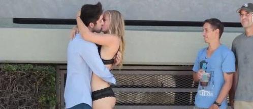 成人男士丝袜泳衣视频,探索成人泳装新潮流-第2张图片-同人3d动漫